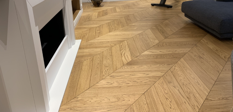 Chevron parket rustik eg - stue gym - ALPO Group