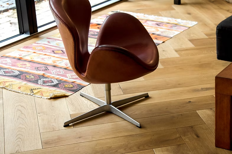 Massiv XL sildebensparket rustik eg - stue - ALPO Group