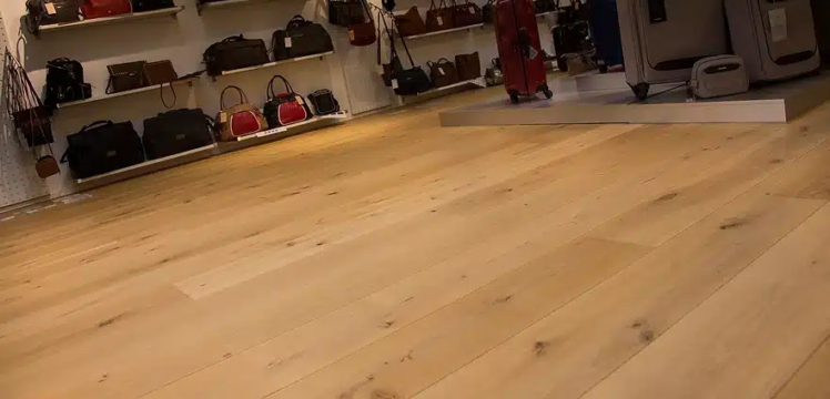 Massiv plankegulv butik - Rustik sortering - ALPO Group