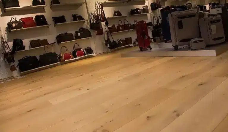 Massiv plankegulv butik - Rustik sortering - ALPO Group