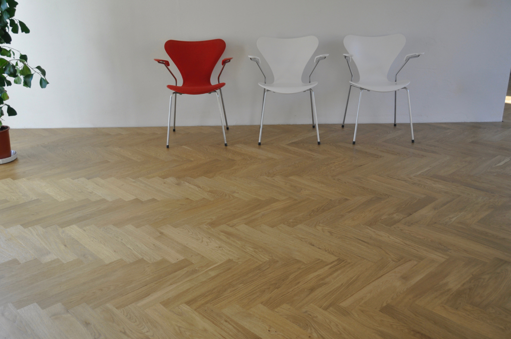 Massiv sildebensparket rustik eg lakeret - ALPO Group