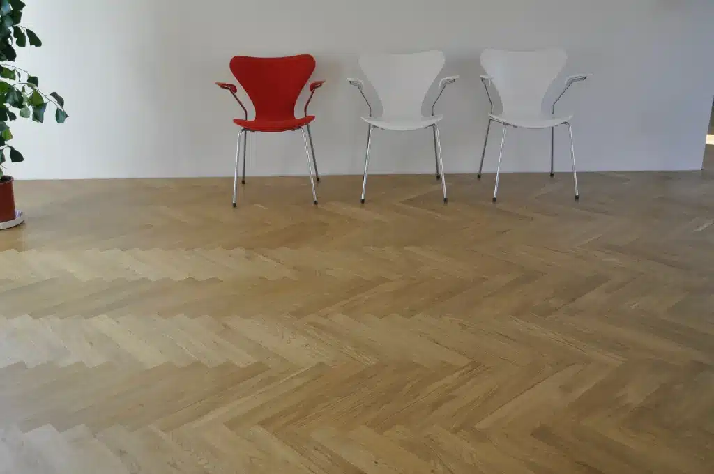 Massiv sildebensparket rustik eg lakeret - ALPO Group