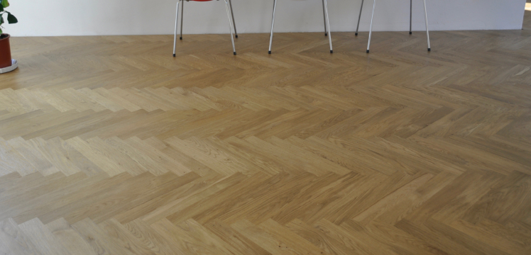 Massiv sildebensparket rustik eg lakeret - ALPO Group