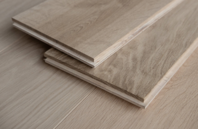 To lamelplanker i ubehandlet eg, Rustik A, 21x180 mm, set fra siden sÃ¥ slidlaget ses - ALPO Group