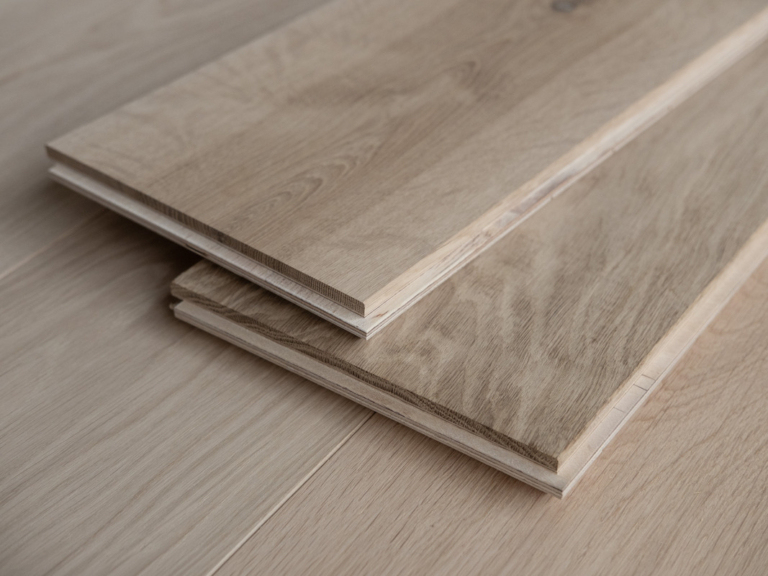 To lamelplanker i ubehandlet eg, Rustik A, 21x180 mm, set fra siden sÃ¥ slidlaget ses - ALPO Group